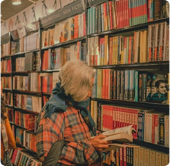 Neue Bücher im Regal