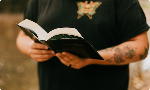 Person liest ein Buch